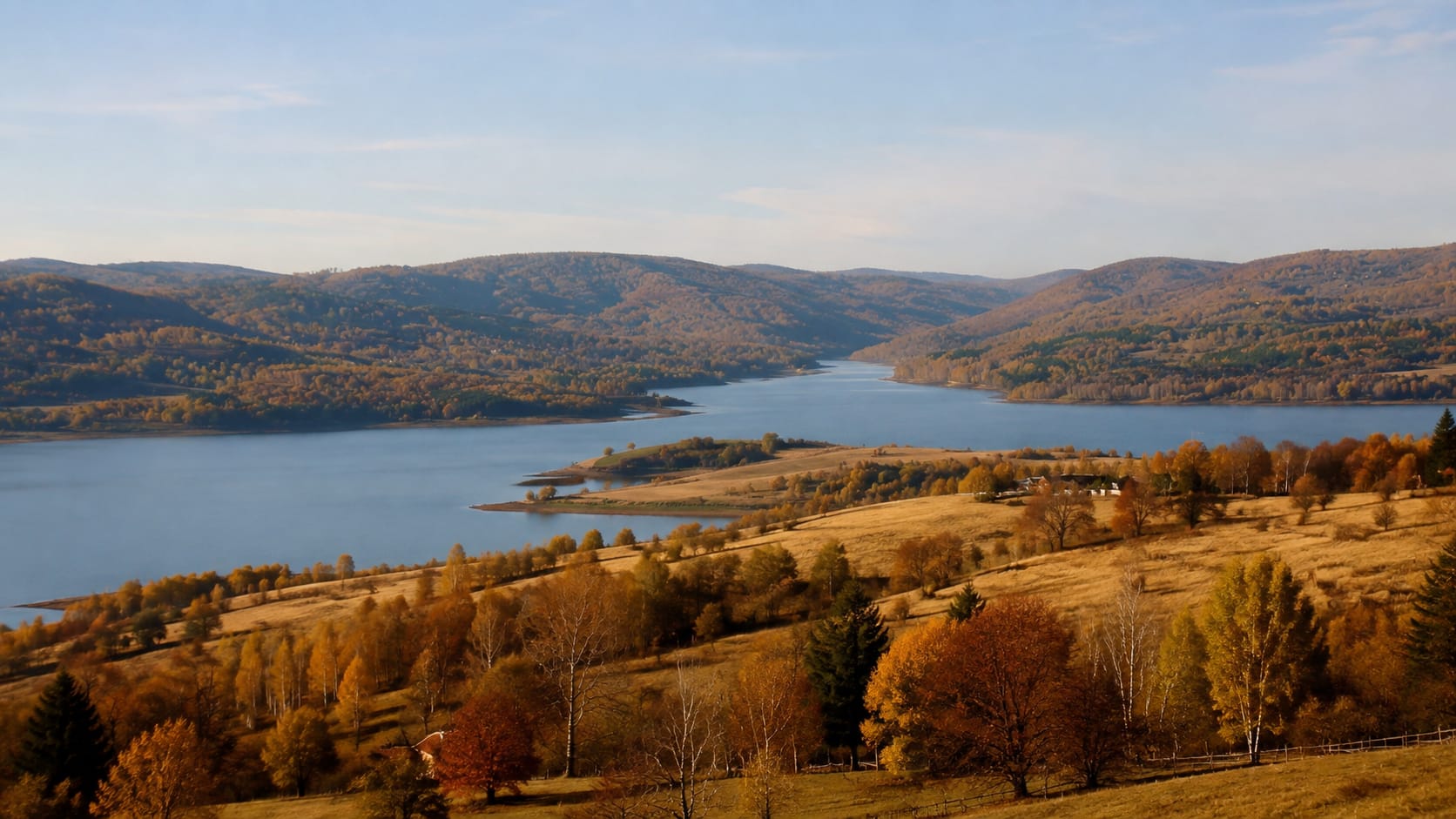 Vlasinsko jezero i okolna brda u jesenjim bojama